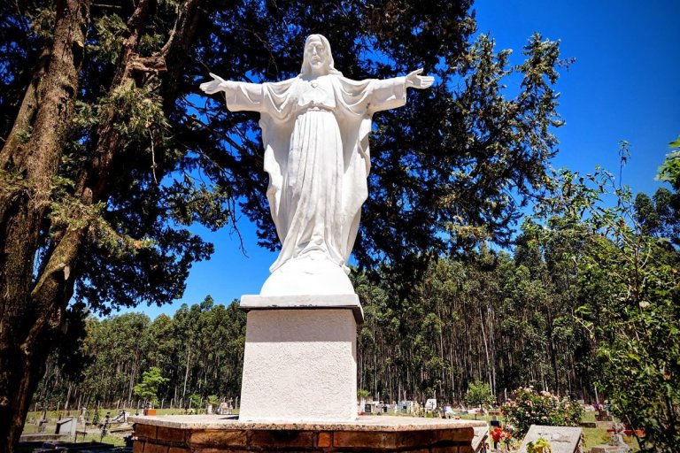 Este martes llevarán a cabo una bendición en el cementerio local. Este martes llevarán a cabo una bendición en el cementerio local.