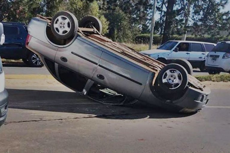 El auto quedó completamente volcado El auto quedó completamente volcado