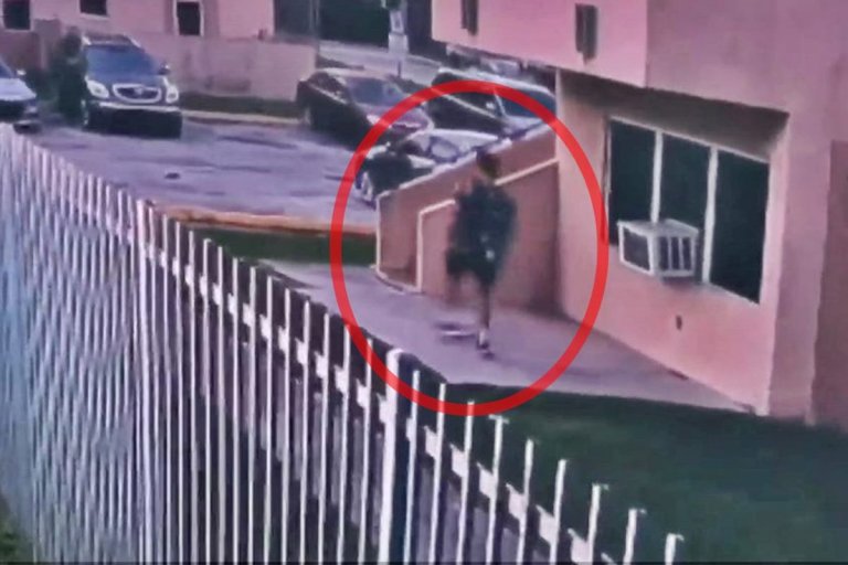Las cámaras de seguridad captaron al sujeto cuando escapaba del lugar del hecho Las cámaras de seguridad captaron al sujeto cuando escapaba del lugar del hecho