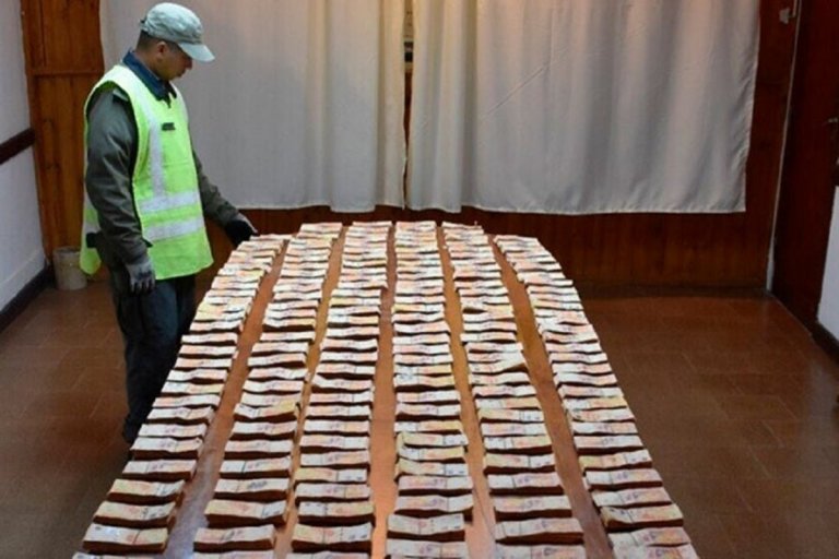 El conductor intentó ofrecer dinero para evitar el control. El conductor intentó ofrecer dinero para evitar el control.