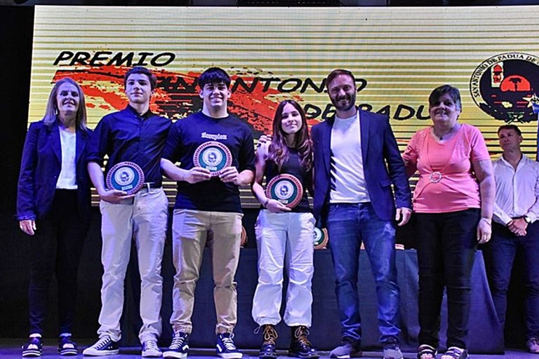 Azcué encabezó la entrega de premios. Azcué encabezó la entrega de premios.