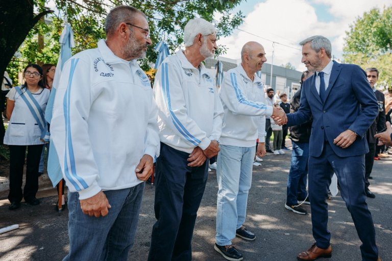 Frigerio saludando a veteranos de Malvinas en la ciudad de Basavilbaso