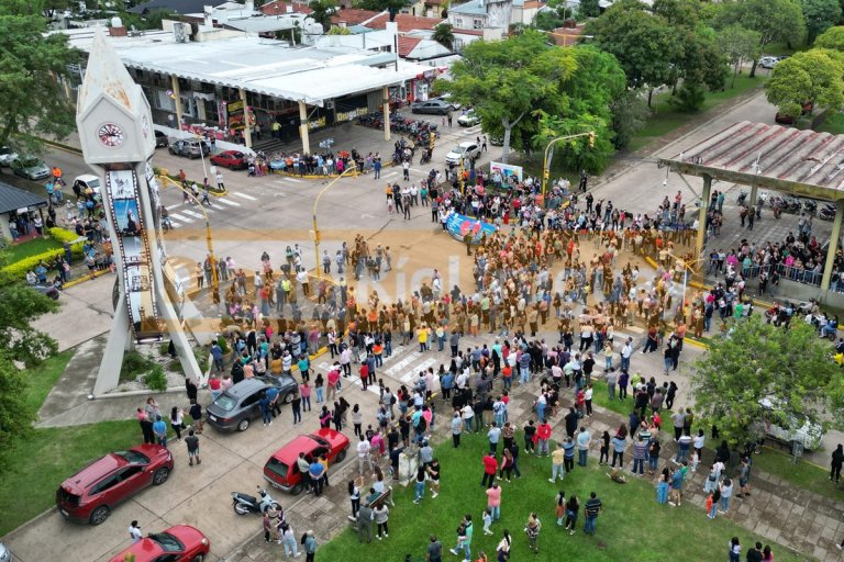 La marcha recooriendo el centro comercial de Federación