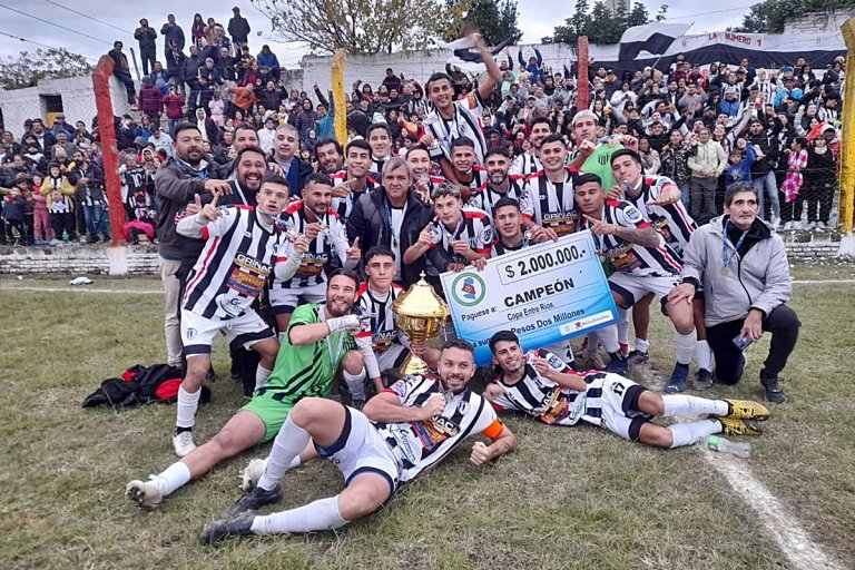 Victoria alzó la copa de Campeón en La Paz. Victoria alzó la copa de Campeón en La Paz.