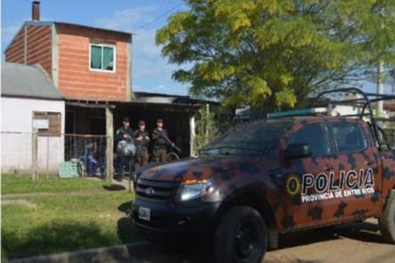 Lo golpearon con un palo de escoba. Lo golpearon con un palo de escoba.