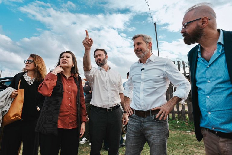 Azcué y Frigerio recorriendo la zona oeste con los técnicos de la ONU Azcué y Frigerio recorriendo la zona oeste con los técnicos de la ONU