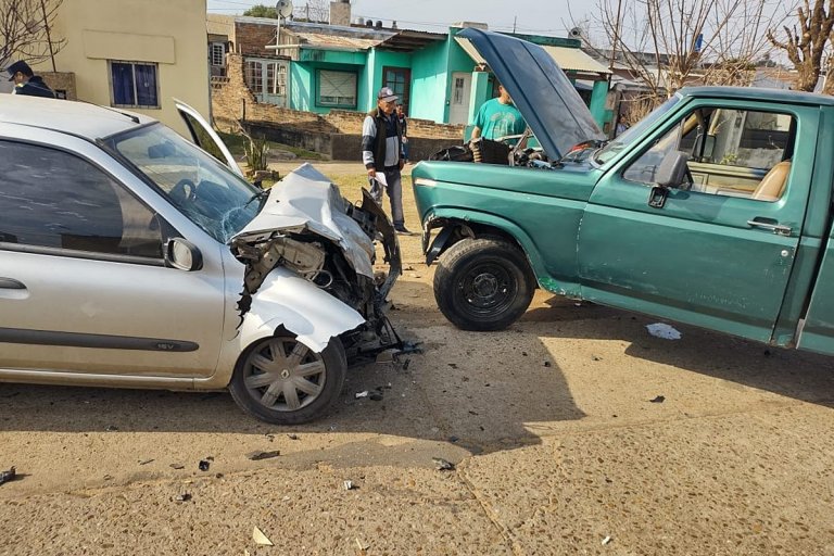 Los vehículos terminaron con importantes destrozos Los vehículos terminaron con importantes destrozos