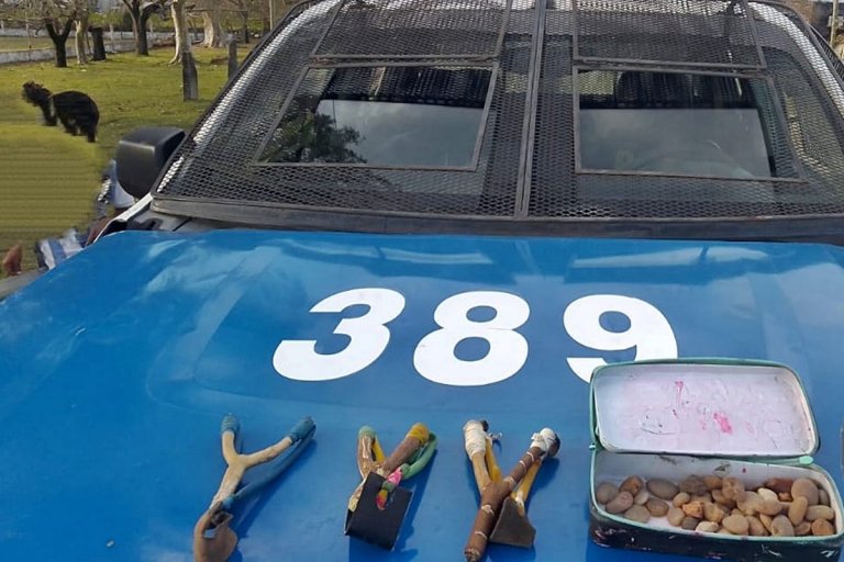 Personal de comisaría segunda secuestró las piedras y gomeras. Personal de comisaría segunda secuestró las piedras y gomeras.