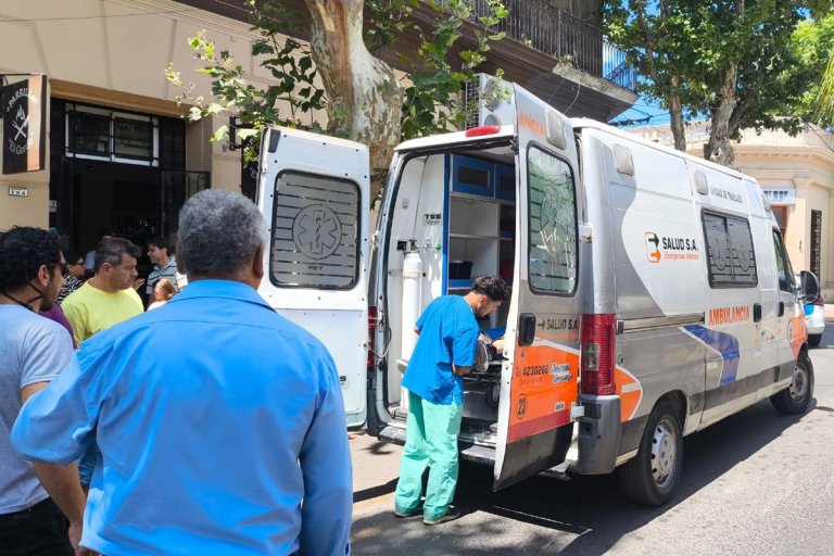 El octogenario fue luego trasladado en ambulancia a un sanatorio. El octogenario fue luego trasladado en ambulancia a un sanatorio.