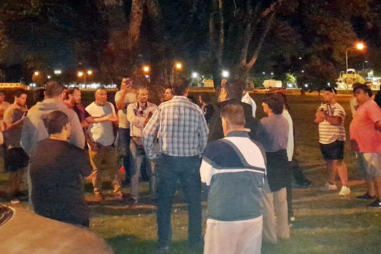 Los presentes evaluaron trasladar la protesta a la puerta del municipio. Los presentes evaluaron trasladar la protesta a la puerta del municipio.